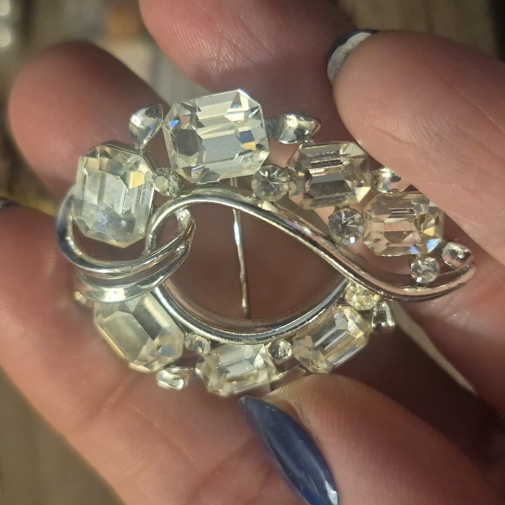 LISNER Vintage Emerald and Round Cut Clear Rhinestone Brooch - Picture 4 of 4